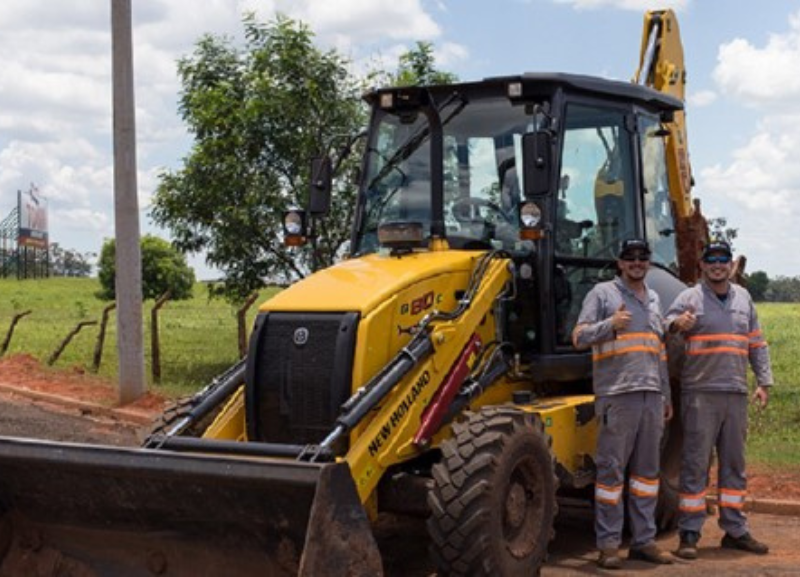 New Holland Construction realiza a primeira entrega da nova retroescavadeira B80C