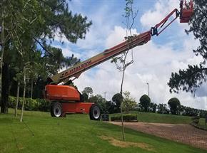 JLG celebra 20 anos no Brasil
