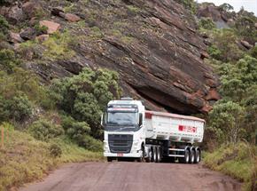 Lenarge amplia e renova frota com mais 200 caminhões Volvo FH
