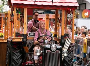 Trator da Ford é destaque nos desfiles da Oktoberfest de Blumenau