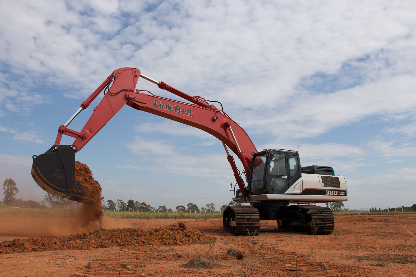 Escavadeiras da Link-Belt operam na construção de tanques para piscicultura