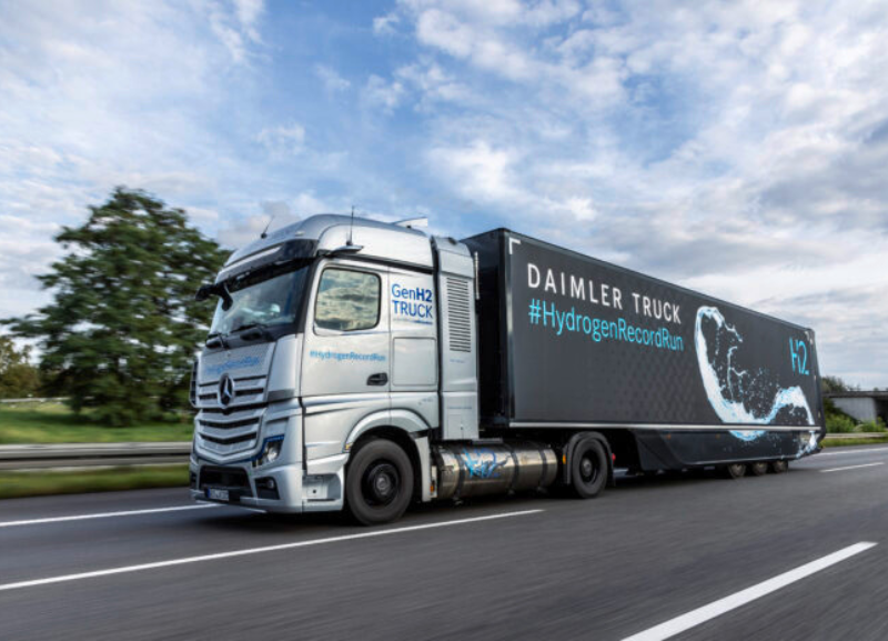 Caminhões Mercedes-Benz movidos a hidrogênio serão testados por clientes