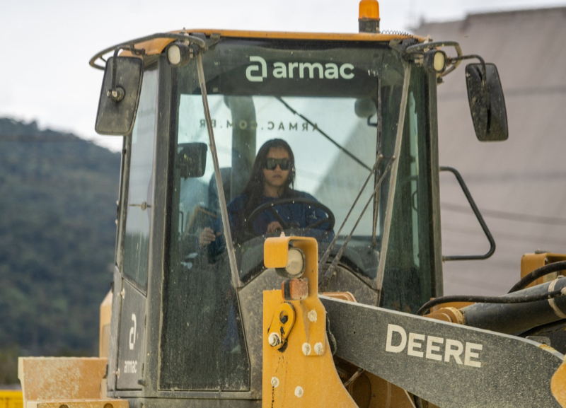 Armac usa a educação para fortalecer presença feminina