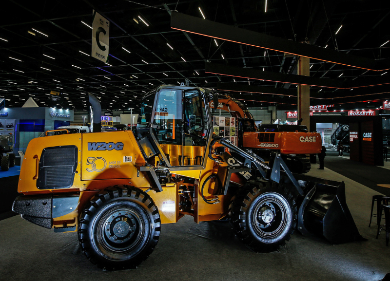 Pá carregadeira Case W20 completa 50 anos de produção no Brasil