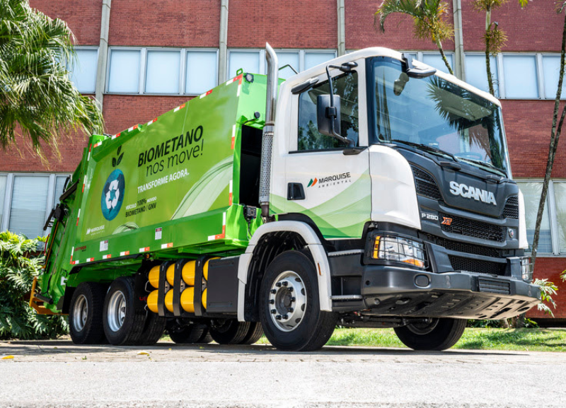 Scania entrega caminhões coletores movidos a biometano/gás natural para Marquise Ambiental