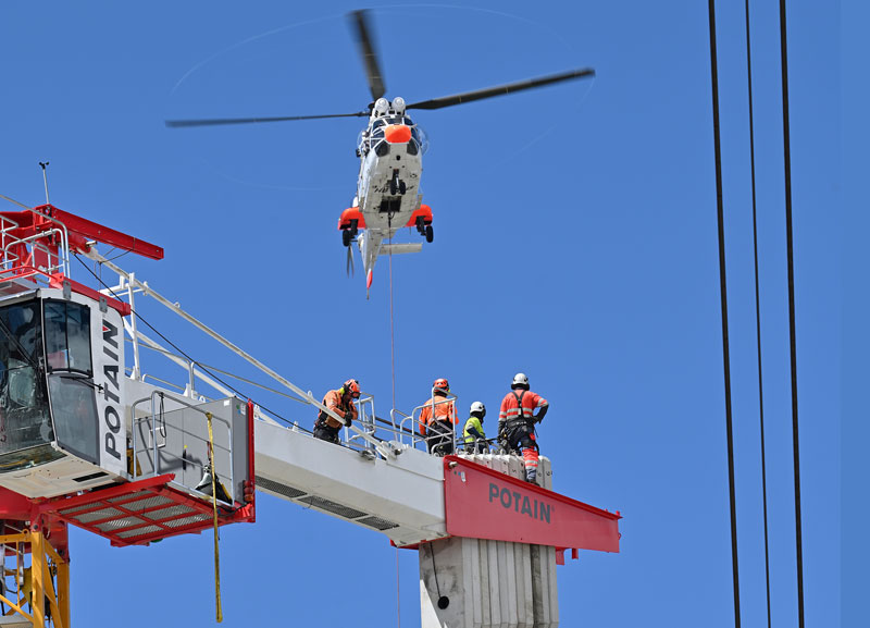 Guindastes de torre são instalados por helicóptero na França
