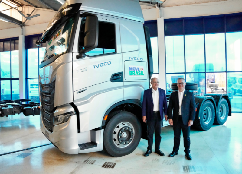 Iveco celebra primeira entrega de caminhões pelo Programa Move Brasil