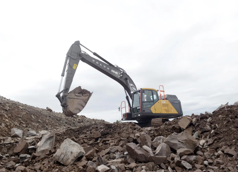 Volvo CE desenvolve testes de aplicação de nova escavadeira EC230 Electric