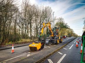 JCB lança tecnologia que tapa buracos utilizando um único equipamento