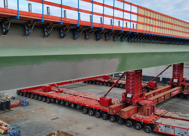 Equipamentos movimentam seção de ponte na Alemanha