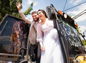 Cliente celebra casamento a bordo de retroescavadeira no CE