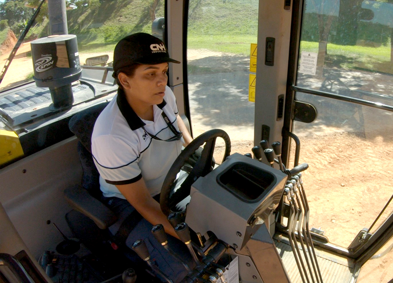 New Holland Construction oferece curso de operação de máquinas para mulheres