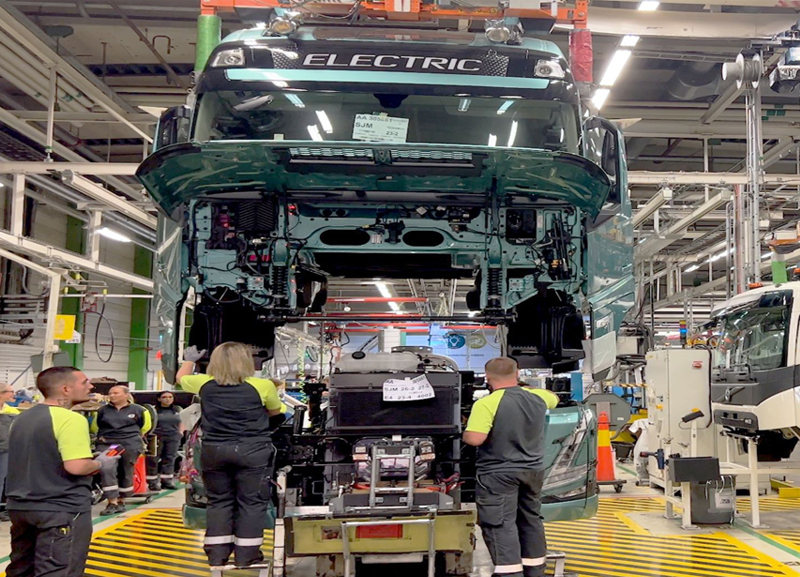 Volvo inicia produção em série de caminhões elétricos pesados