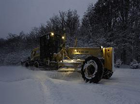 Motoniveladora mostra força em operação na neve