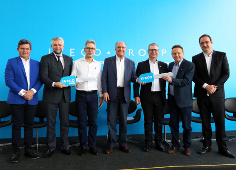 Iveco entrega caminhões e ônibus do Programa Renovação de Frota