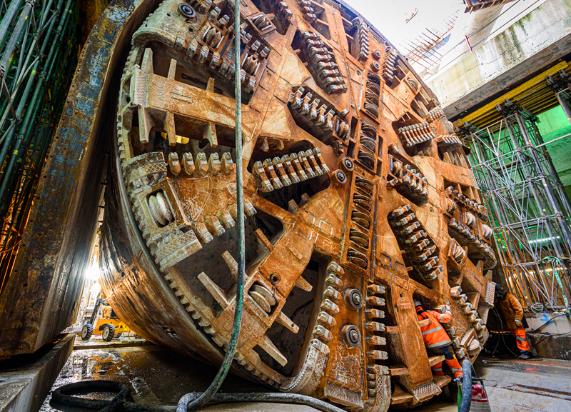 Tuneladora completa obra da Linha 17 do metrô de Paris