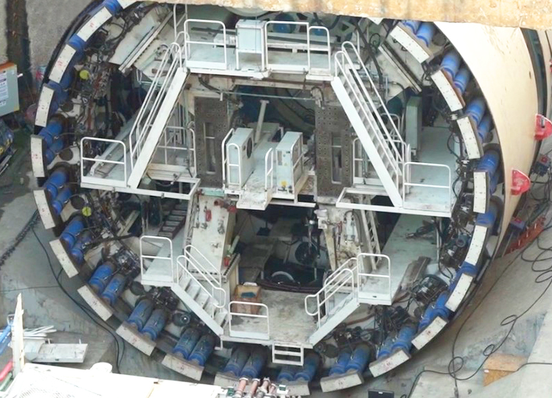 Tuneladora volta a escavar túneis do Metrô em SP