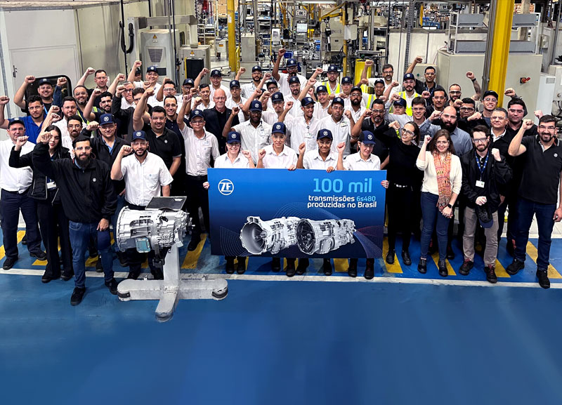 ZF comemora 100 mil transmissões 6S480 produzidas no Brasil